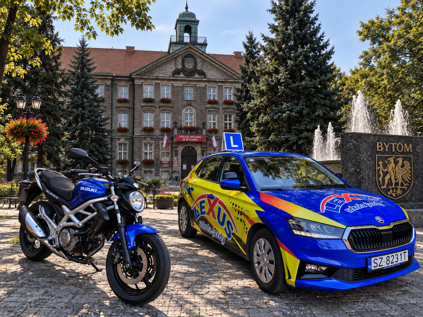 Samochód Szkoły Jazdy LEXUS i motocykl Suzuki przed Urzędem Miejskim w Bytomiu