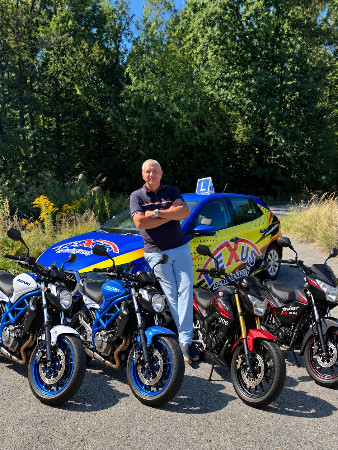Instruktor LEXUS przy samochodzie i motocyklach szkoleniowych